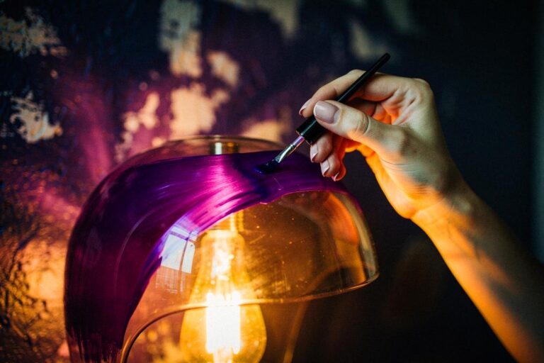 Zaskakujący trend: nakładają lakier do paznokci na lampy w domu, styliści wyjaśniają efekt